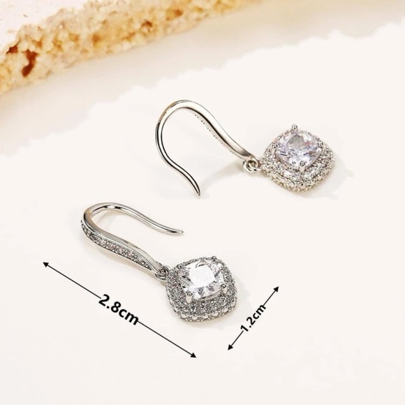 🌬️ Gorgeous Cubic Zirconia Drop Earrings - Picture 5 of 6